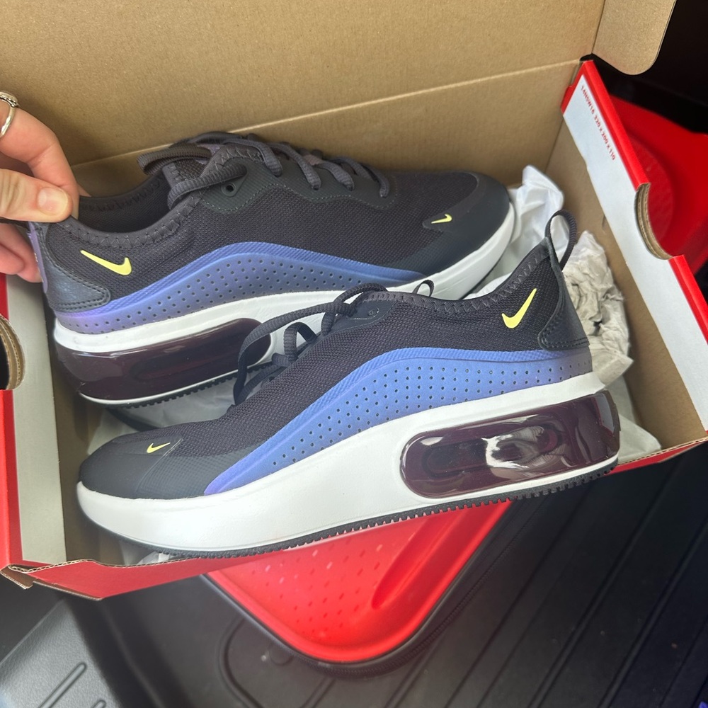 NWT women’s Nike air max dia. Never worn, size 8.5.